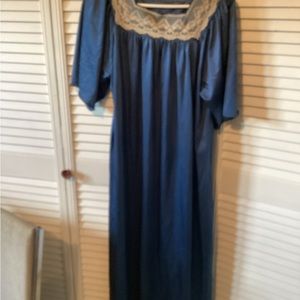 Vintage Pinehurst Lingerie ladies long navy nightgown, small, 100% nylon
